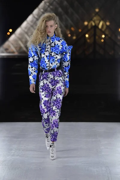 Paříž Francie Říjen Model Procházky Dráhy Během Show Louis Vuitton — Stock fotografie