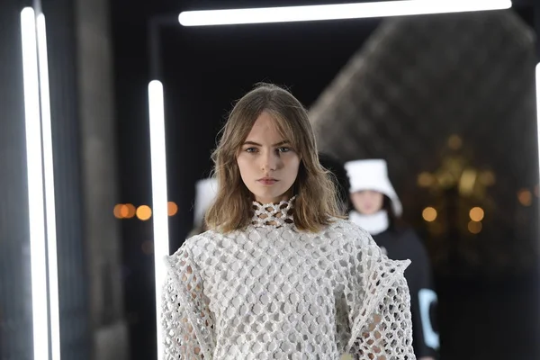 Paris, Fransa - Ekim 02: Modelleri pist finale Louis Vuitton gösterisi sırasında Paris moda hafta kadın giyim ilkbahar/yaz 2019 bir parçası olarak 2 Ekim 2018 Paris, Fransa'da walk on. 