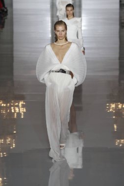 Paris, Fransa - 28 Eylül: Manken pist Balmain gösterisi sırasında Paris moda hafta kadın giyim ilkbahar/yaz 2019 kapsamında 28 Eylül 2018 Paris, Fransa'da yürür.
