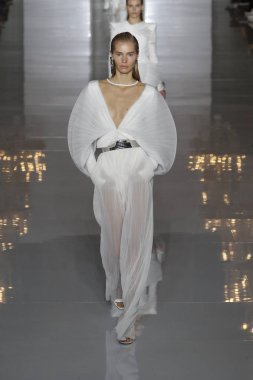 Paris, Fransa - 28 Eylül: Manken pist Balmain gösterisi sırasında Paris moda hafta kadın giyim ilkbahar/yaz 2019 kapsamında 28 Eylül 2018 Paris, Fransa'da yürür.