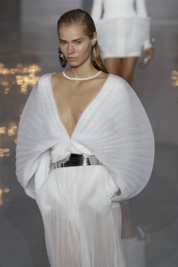 Paris, Fransa - 28 Eylül: Manken pist Balmain gösterisi sırasında Paris moda hafta kadın giyim ilkbahar/yaz 2019 kapsamında 28 Eylül 2018 Paris, Fransa'da yürür.