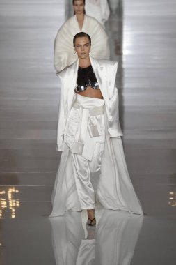 Paris, Fransa - 28 Eylül: Cara Delevingne pist Balmain gösterisi sırasında Paris moda hafta kadın giyim ilkbahar/yaz 2019 kapsamında 28 Eylül 2018 Paris, Fransa'da yürür.