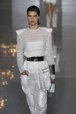 Paris, Fransa - 28 Eylül: Manken pist Balmain gösterisi sırasında Paris moda hafta kadın giyim ilkbahar/yaz 2019 kapsamında 28 Eylül 2018 Paris, Fransa'da yürür.