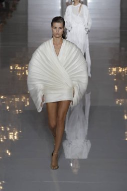 Paris, Fransa - 28 Eylül: Manken pist Balmain gösterisi sırasında Paris moda hafta kadın giyim ilkbahar/yaz 2019 kapsamında 28 Eylül 2018 Paris, Fransa'da yürür.