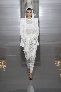 Paris, Fransa - 28 Eylül: Manken pist Balmain gösterisi sırasında Paris moda hafta kadın giyim ilkbahar/yaz 2019 kapsamında 28 Eylül 2018 Paris, Fransa'da yürür.