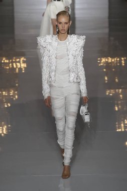 Paris, Fransa - 28 Eylül: Manken pist Balmain gösterisi sırasında Paris moda hafta kadın giyim ilkbahar/yaz 2019 kapsamında 28 Eylül 2018 Paris, Fransa'da yürür.