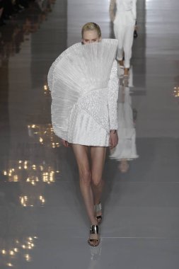 Paris, Fransa - 28 Eylül: Manken pist Balmain gösterisi sırasında Paris moda hafta kadın giyim ilkbahar/yaz 2019 kapsamında 28 Eylül 2018 Paris, Fransa'da yürür.