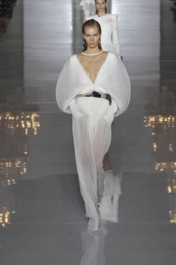 Paris, Fransa - 28 Eylül: Manken pist Balmain gösterisi sırasında Paris moda hafta kadın giyim ilkbahar/yaz 2019 kapsamında 28 Eylül 2018 Paris, Fransa'da yürür.