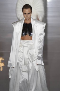 Paris, Fransa - 28 Eylül: Cara Delevingne pist Balmain gösterisi sırasında Paris moda hafta kadın giyim ilkbahar/yaz 2019 kapsamında 28 Eylül 2018 Paris, Fransa'da yürür.