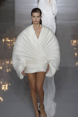 Paris, Fransa - 28 Eylül: Manken pist Balmain gösterisi sırasında Paris moda hafta kadın giyim ilkbahar/yaz 2019 kapsamında 28 Eylül 2018 Paris, Fransa'da yürür.