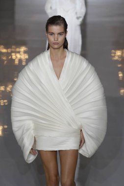 Paris, Fransa - 28 Eylül: Manken pist Balmain gösterisi sırasında Paris moda hafta kadın giyim ilkbahar/yaz 2019 kapsamında 28 Eylül 2018 Paris, Fransa'da yürür.