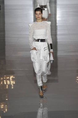 Paris, Fransa - 28 Eylül: Manken pist Balmain gösterisi sırasında Paris moda hafta kadın giyim ilkbahar/yaz 2019 kapsamında 28 Eylül 2018 Paris, Fransa'da yürür.