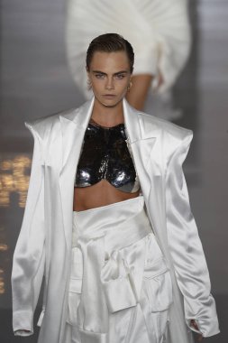 Paris, Fransa - 28 Eylül: Cara Delevingne pist Balmain gösterisi sırasında Paris moda hafta kadın giyim ilkbahar/yaz 2019 kapsamında 28 Eylül 2018 Paris, Fransa'da yürür.