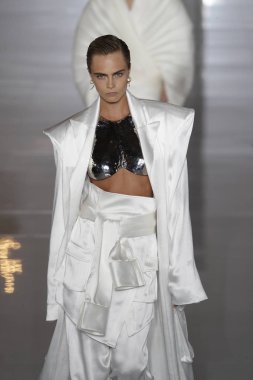 Paris, Fransa - 28 Eylül: Cara Delevingne pist Balmain gösterisi sırasında Paris moda hafta kadın giyim ilkbahar/yaz 2019 kapsamında 28 Eylül 2018 Paris, Fransa'da yürür.