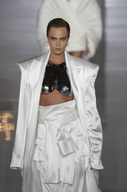 Paris, Fransa - 28 Eylül: Cara Delevingne pist Balmain gösterisi sırasında Paris moda hafta kadın giyim ilkbahar/yaz 2019 kapsamında 28 Eylül 2018 Paris, Fransa'da yürür.