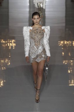 Paris, Fransa - 28 Eylül: Grace Elizabeth pist Balmain gösterisi sırasında Paris moda hafta kadın giyim ilkbahar/yaz 2019 kapsamında 28 Eylül 2018 Paris, Fransa'da yürür.