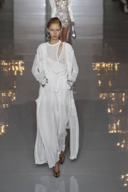 Paris, Fransa - 28 Eylül: Manken pist Balmain gösterisi sırasında Paris moda hafta kadın giyim ilkbahar/yaz 2019 kapsamında 28 Eylül 2018 Paris, Fransa'da yürür.