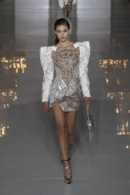 Paris, Fransa - 28 Eylül: Grace Elizabeth pist Balmain gösterisi sırasında Paris moda hafta kadın giyim ilkbahar/yaz 2019 kapsamında 28 Eylül 2018 Paris, Fransa'da yürür.