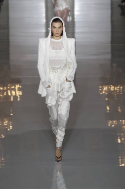 Paris, Fransa - 28 Eylül: Manken pist Balmain gösterisi sırasında Paris moda hafta kadın giyim ilkbahar/yaz 2019 kapsamında 28 Eylül 2018 Paris, Fransa'da yürür.