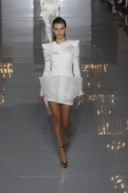 Paris, Fransa - 28 Eylül: Manken pist Balmain gösterisi sırasında Paris moda hafta kadın giyim ilkbahar/yaz 2019 kapsamında 28 Eylül 2018 Paris, Fransa'da yürür.