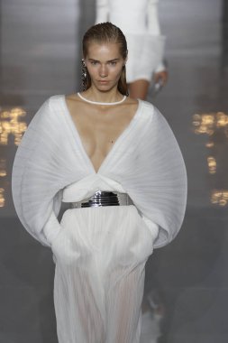 Paris, Fransa - 28 Eylül: Manken pist Balmain gösterisi sırasında Paris moda hafta kadın giyim ilkbahar/yaz 2019 kapsamında 28 Eylül 2018 Paris, Fransa'da yürür.