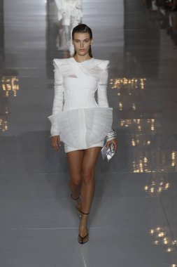 Paris, Fransa - 28 Eylül: Manken pist Balmain gösterisi sırasında Paris moda hafta kadın giyim ilkbahar/yaz 2019 kapsamında 28 Eylül 2018 Paris, Fransa'da yürür.