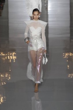 Paris, Fransa - 28 Eylül: Manken pist Balmain gösterisi sırasında Paris moda hafta kadın giyim ilkbahar/yaz 2019 kapsamında 28 Eylül 2018 Paris, Fransa'da yürür.