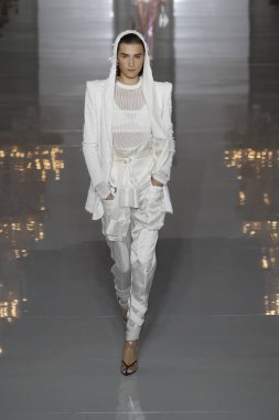 Paris, Fransa - 28 Eylül: Manken pist Balmain gösterisi sırasında Paris moda hafta kadın giyim ilkbahar/yaz 2019 kapsamında 28 Eylül 2018 Paris, Fransa'da yürür.