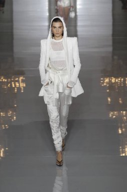 Paris, Fransa - 28 Eylül: Manken pist Balmain gösterisi sırasında Paris moda hafta kadın giyim ilkbahar/yaz 2019 kapsamında 28 Eylül 2018 Paris, Fransa'da yürür.