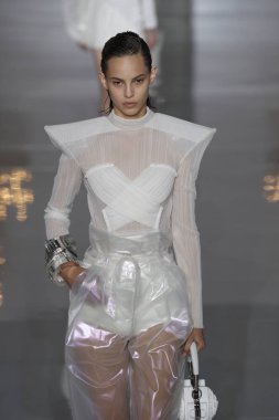 Paris, Fransa - 28 Eylül: Manken pist Balmain gösterisi sırasında Paris moda hafta kadın giyim ilkbahar/yaz 2019 kapsamında 28 Eylül 2018 Paris, Fransa'da yürür.
