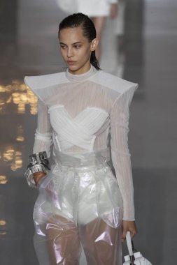 Paris, Fransa - 28 Eylül: Manken pist Balmain gösterisi sırasında Paris moda hafta kadın giyim ilkbahar/yaz 2019 kapsamında 28 Eylül 2018 Paris, Fransa'da yürür.