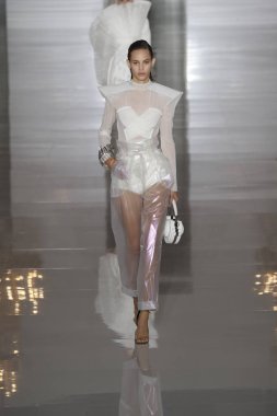 Paris, Fransa - 28 Eylül: Manken pist Balmain gösterisi sırasında Paris moda hafta kadın giyim ilkbahar/yaz 2019 kapsamında 28 Eylül 2018 Paris, Fransa'da yürür.