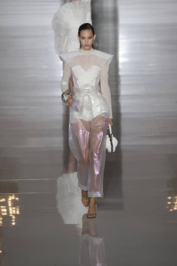 Paris, Fransa - 28 Eylül: Manken pist Balmain gösterisi sırasında Paris moda hafta kadın giyim ilkbahar/yaz 2019 kapsamında 28 Eylül 2018 Paris, Fransa'da yürür.