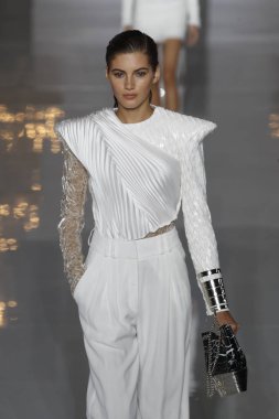 Paris, Fransa - 28 Eylül: Manken pist Balmain gösterisi sırasında Paris moda hafta kadın giyim ilkbahar/yaz 2019 kapsamında 28 Eylül 2018 Paris, Fransa'da yürür.
