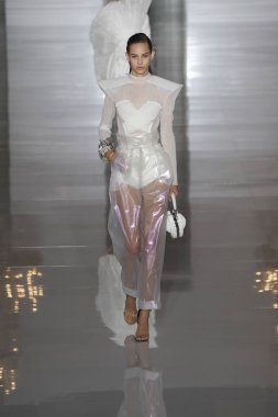 Paris, Fransa - 28 Eylül: Manken pist Balmain gösterisi sırasında Paris moda hafta kadın giyim ilkbahar/yaz 2019 kapsamında 28 Eylül 2018 Paris, Fransa'da yürür.