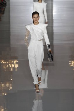 Paris, Fransa - 28 Eylül: Manken pist Balmain gösterisi sırasında Paris moda hafta kadın giyim ilkbahar/yaz 2019 kapsamında 28 Eylül 2018 Paris, Fransa'da yürür.