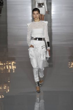 Paris, Fransa - 28 Eylül: Manken pist Balmain gösterisi sırasında Paris moda hafta kadın giyim ilkbahar/yaz 2019 kapsamında 28 Eylül 2018 Paris, Fransa'da yürür.