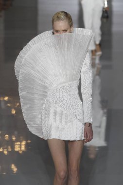 Paris, Fransa - 28 Eylül: Manken pist Balmain gösterisi sırasında Paris moda hafta kadın giyim ilkbahar/yaz 2019 kapsamında 28 Eylül 2018 Paris, Fransa'da yürür.