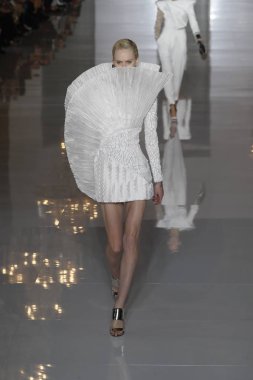 Paris, Fransa - 28 Eylül: Manken pist Balmain gösterisi sırasında Paris moda hafta kadın giyim ilkbahar/yaz 2019 kapsamında 28 Eylül 2018 Paris, Fransa'da yürür.