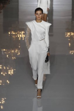 Paris, Fransa - 28 Eylül: Manken pist Balmain gösterisi sırasında Paris moda hafta kadın giyim ilkbahar/yaz 2019 kapsamında 28 Eylül 2018 Paris, Fransa'da yürür.