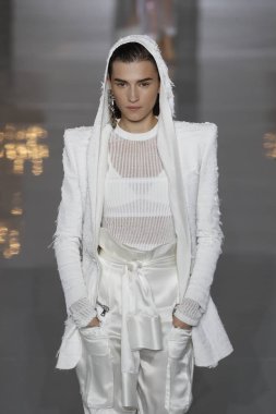Paris, Fransa - 28 Eylül: Manken pist Balmain gösterisi sırasında Paris moda hafta kadın giyim ilkbahar/yaz 2019 kapsamında 28 Eylül 2018 Paris, Fransa'da yürür.