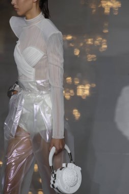 Paris, Fransa - 28 Eylül: Manken pist Balmain gösterisi sırasında Paris moda hafta kadın giyim ilkbahar/yaz 2019 kapsamında 28 Eylül 2018 Paris, Fransa'da yürür.