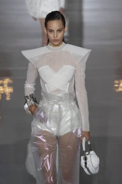 Paris, Fransa - 28 Eylül: Manken pist Balmain gösterisi sırasında Paris moda hafta kadın giyim ilkbahar/yaz 2019 kapsamında 28 Eylül 2018 Paris, Fransa'da yürür.