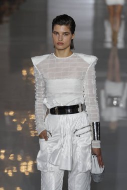 Paris, Fransa - 28 Eylül: Manken pist Balmain gösterisi sırasında Paris moda hafta kadın giyim ilkbahar/yaz 2019 kapsamında 28 Eylül 2018 Paris, Fransa'da yürür.