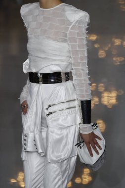 Paris, Fransa - 28 Eylül: Manken pist Balmain gösterisi sırasında Paris moda hafta kadın giyim ilkbahar/yaz 2019 kapsamında 28 Eylül 2018 Paris, Fransa'da yürür.