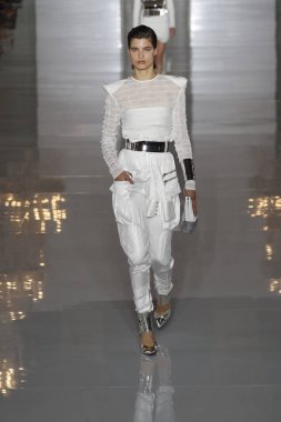 Paris, Fransa - 28 Eylül: Manken pist Balmain gösterisi sırasında Paris moda hafta kadın giyim ilkbahar/yaz 2019 kapsamında 28 Eylül 2018 Paris, Fransa'da yürür.