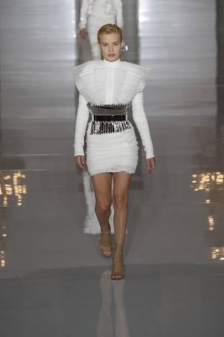 Paris, Fransa - 28 Eylül: Manken pist Balmain gösterisi sırasında Paris moda hafta kadın giyim ilkbahar/yaz 2019 kapsamında 28 Eylül 2018 Paris, Fransa'da yürür.