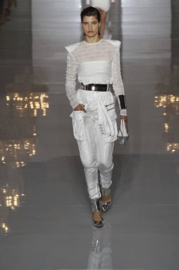 Paris, Fransa - 28 Eylül: Manken pist Balmain gösterisi sırasında Paris moda hafta kadın giyim ilkbahar/yaz 2019 kapsamında 28 Eylül 2018 Paris, Fransa'da yürür.