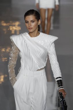 Paris, Fransa - 28 Eylül: Manken pist Balmain gösterisi sırasında Paris moda hafta kadın giyim ilkbahar/yaz 2019 kapsamında 28 Eylül 2018 Paris, Fransa'da yürür.