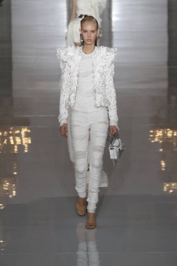 Paris, Fransa - 28 Eylül: Manken pist Balmain gösterisi sırasında Paris moda hafta kadın giyim ilkbahar/yaz 2019 kapsamında 28 Eylül 2018 Paris, Fransa'da yürür.